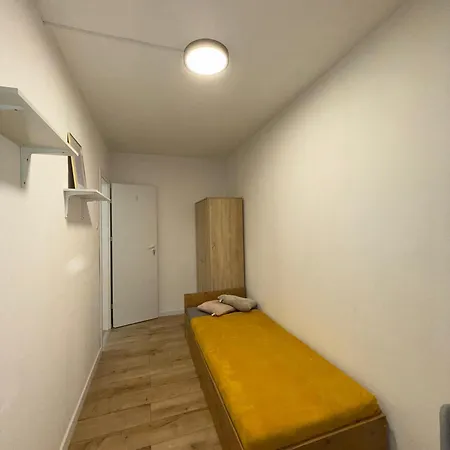 Pokój Jednoosobowy Do Wynajęcia W Mieszkaniu *